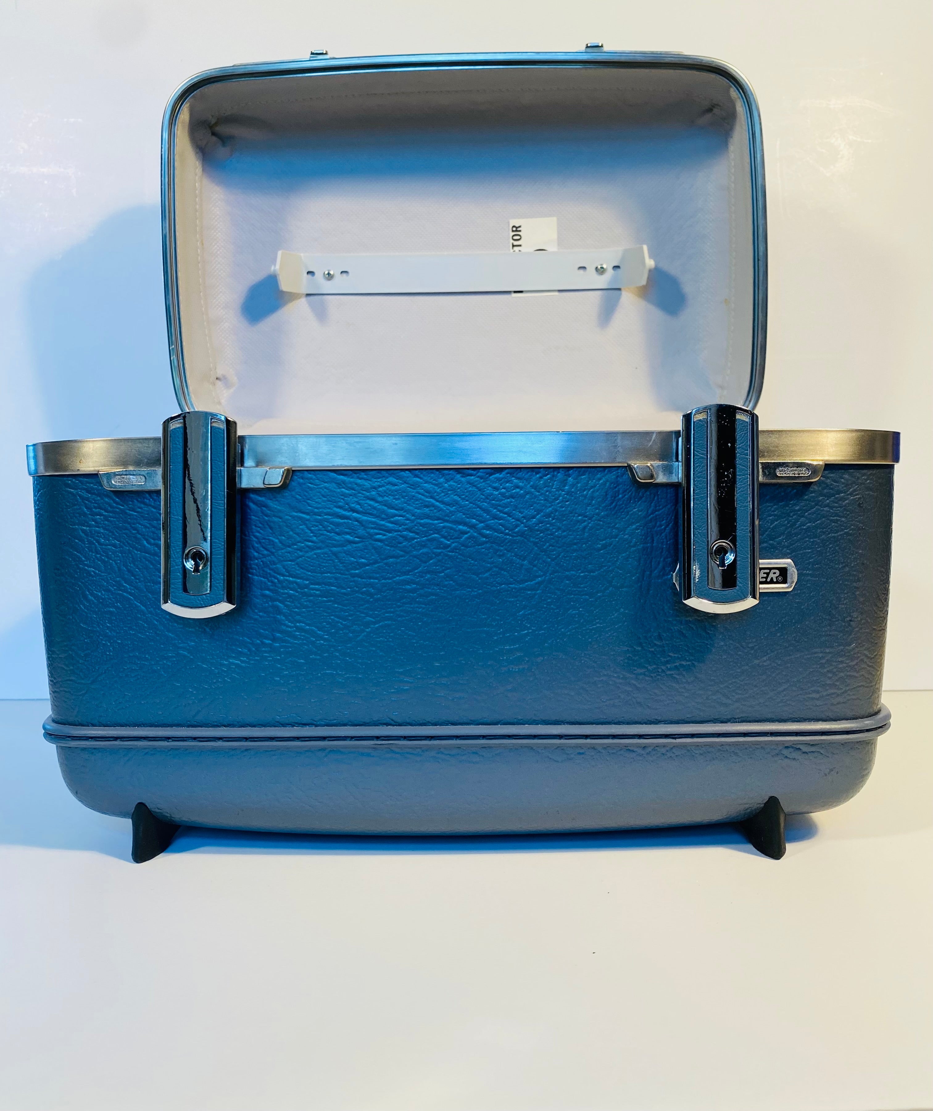 Vtg LT. BLUE American Tourister Train Case Cosmetic Makeup Over Night Case