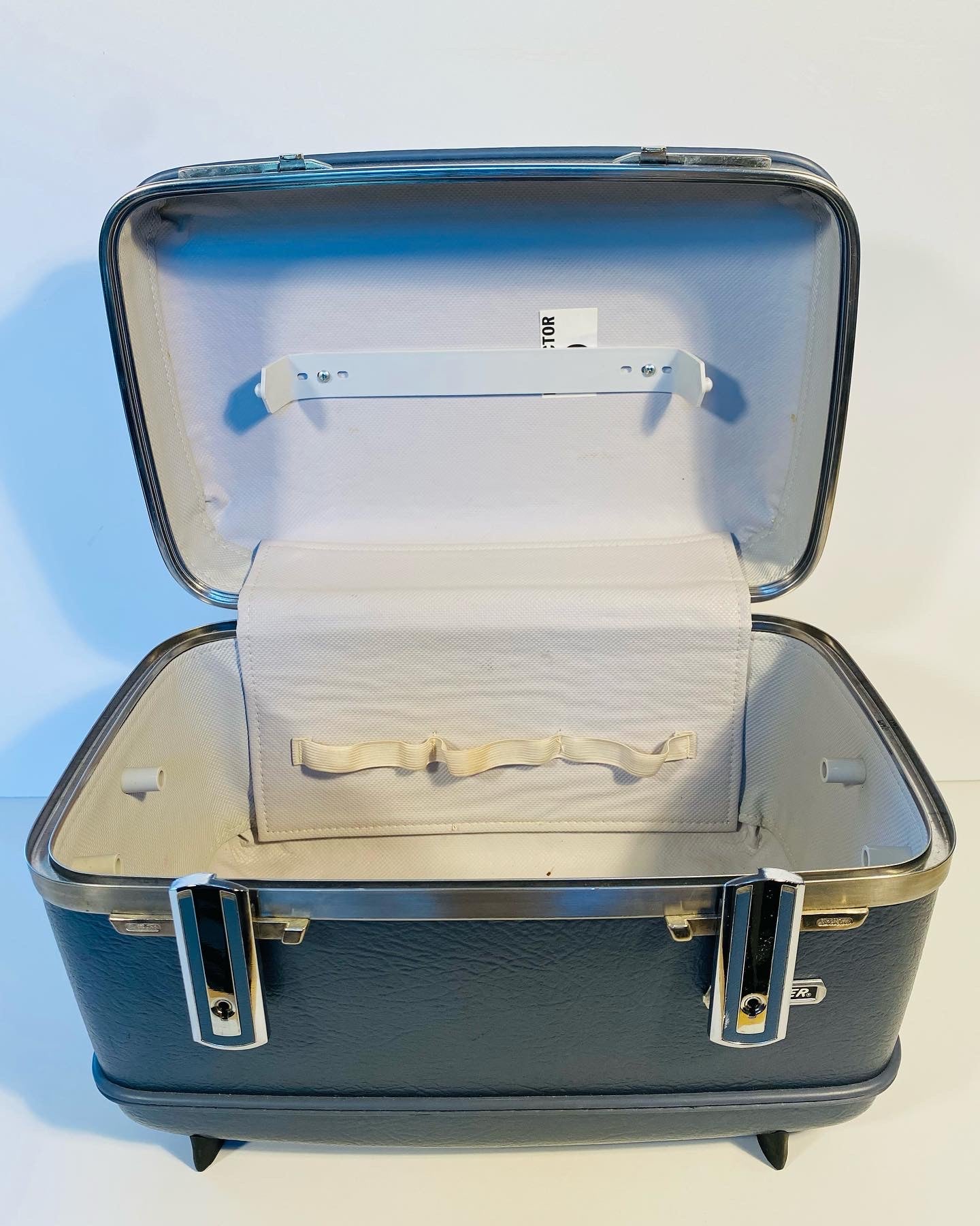 Vtg LT. BLUE American Tourister Train Case Cosmetic Makeup Over Night Case